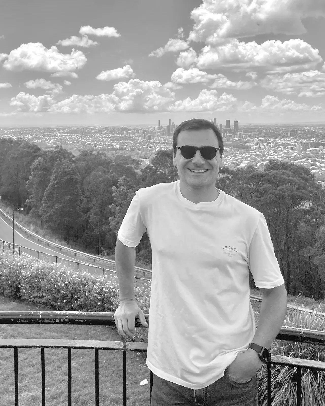 Fernando Munita en un mirador con el skyline de Brisbane al fondo, Australia
