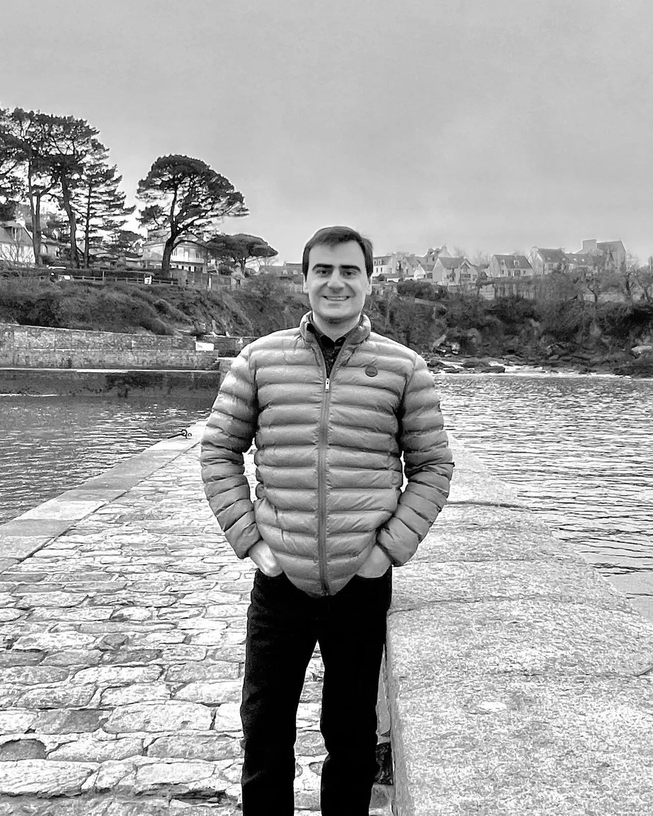 Fernando Munita en el muelle de piedra de un pueblo costero de Francia