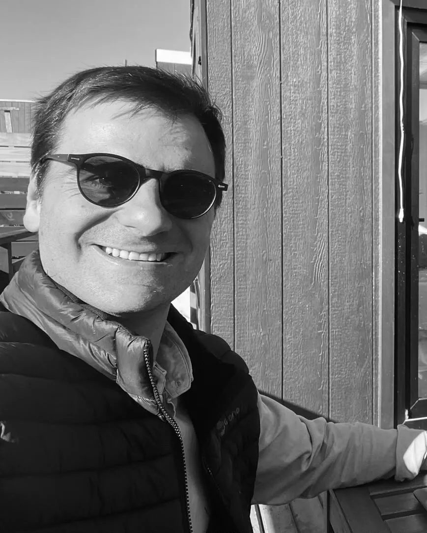 Fernando Munita Vidal, abogado y fundador de Costa Legal, trabajando desde la costa de Pichilemu